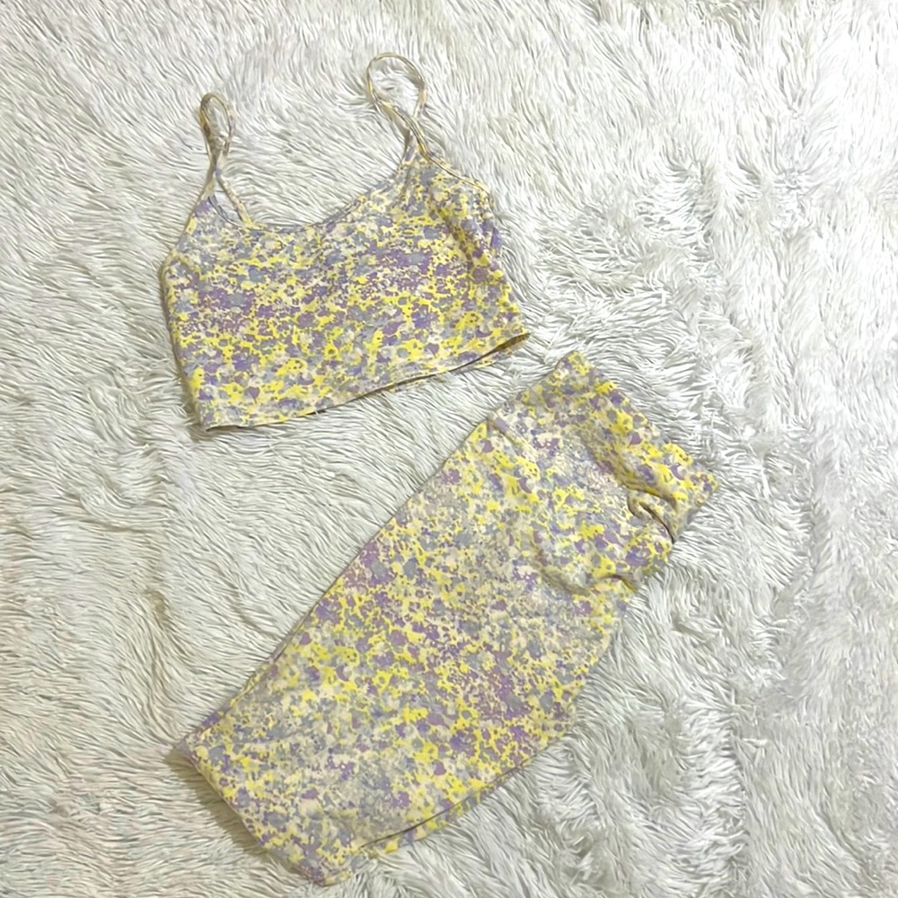 Top is medium. Leggings are large.comes as a set